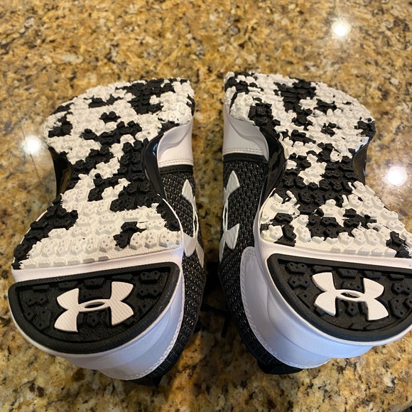 Under Armor Turf Shoes Youth. Baseball - Picture 3 of 6